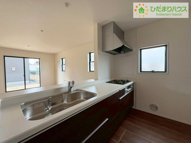 ひたちなか稲田10期　新築戸建　4号棟のキッチン|リビングを見渡せるキッチンはお子様を見ながらでも料理が出来て安心ですね☆