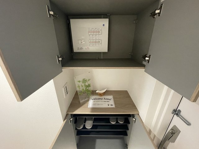 【玄関】 | セザール赤塚ガーデン（成増店） | 玄関や車の鍵、スリッパなどが置けて便利なセパレート型シューズボックス