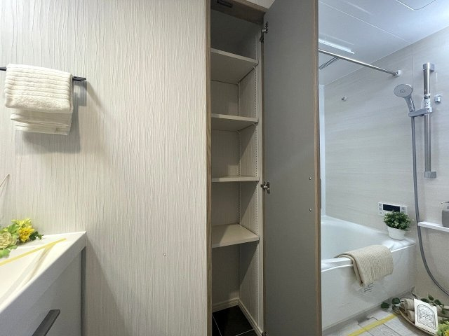 【独立洗面台】 | セザール赤塚ガーデン（成増店） | お風呂上がりのバスタオルもサッと取り出せるリネン庫