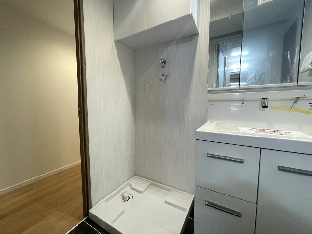 【独立洗面台】 | セザール赤塚ガーデン（成増店） | 洗濯小物や洗剤などの収納に便利な上部吊戸棚付