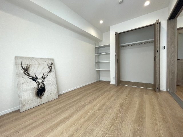 【洋室】 | セザール赤塚ガーデン（成増店） | 日用品や書籍などの収納にも便利な可動ウォール収納＋クローゼット付の洋室6.0帖