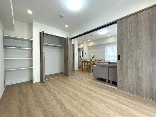 【洋室】 | セザール赤塚ガーデン（成増店） | 間仕切り可能でキッズスペースや在宅ワークにもぴったりなリビング続き洋室