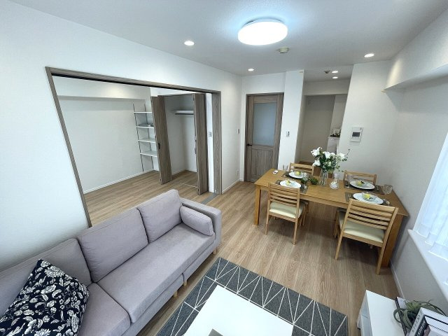 【居間・リビング】 | セザール赤塚ガーデン（成増店） | リビング続きの洋室開放で16.4帖の広々空間