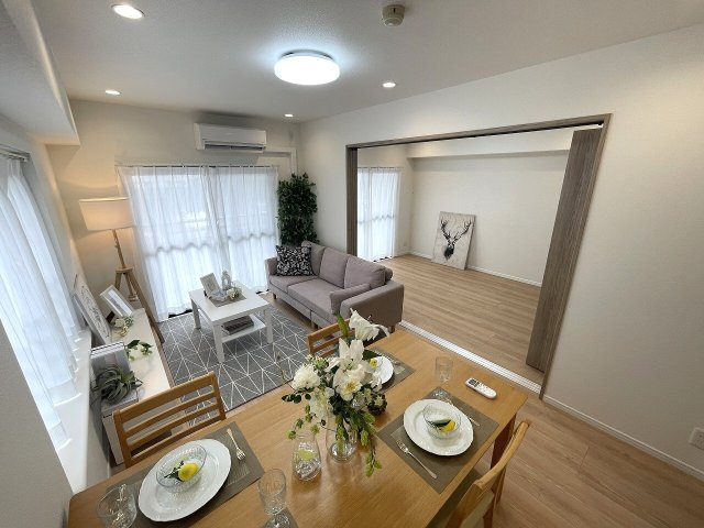 【居間・リビング】 | セザール赤塚ガーデン（成増店） | リビングエアコン新規設置済でお引越し当日から快適にお過ごしいただけます。