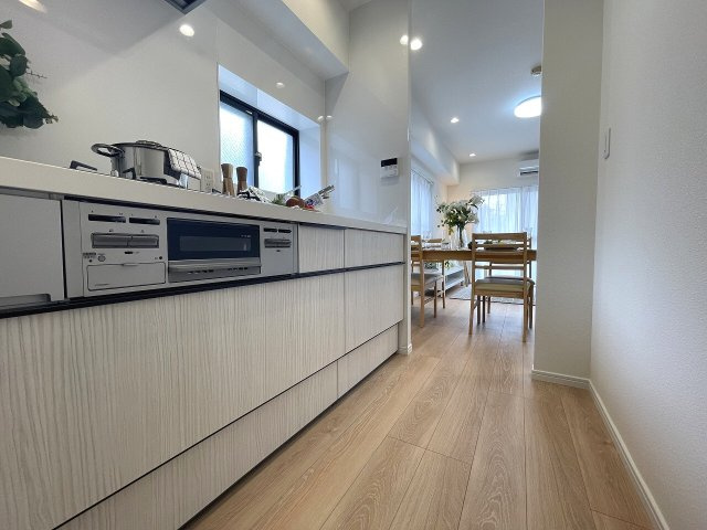 【キッチン】 | セザール赤塚ガーデン（成増店） | 窓付きで揚げ物や焼き魚などの気になるニオイが拡がりにくく、お料理の捗る独立キッチン