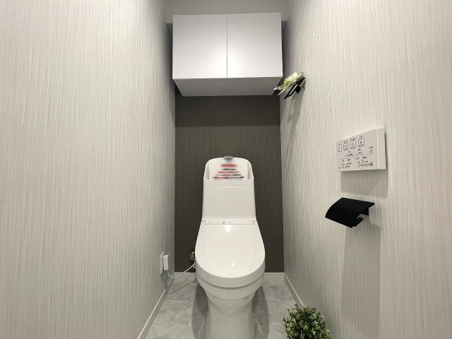 【トイレ】 | セザール赤塚ガーデン（成増店） | お手入れ用品やペーパー収納に便利な吊戸棚付