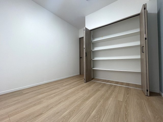 【洋室】 | セザール赤塚ガーデン（成増店） | 日用品や書籍などの収納にも便利な可動棚付クローゼット