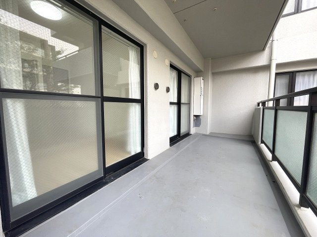 【バルコニー】 | セザール赤塚ガーデン（成増店） | 全居室が広々としたバルコニーに出入り可能でお布団干しも快適