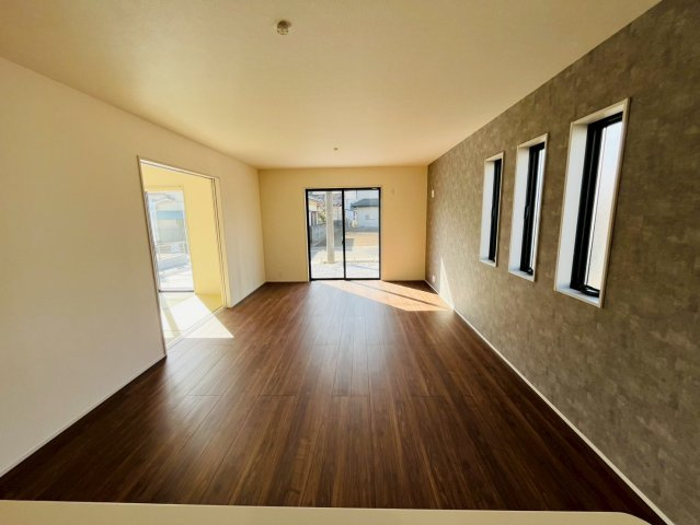 【Livele Garden】　古河市下辺見　第６　全6邸の前面道路含む現地写真|〇２号棟〇
広々LDK18帖！収納豊富♪ランドリールーム付きの間取りです（＾＾）
2025年12月撮影