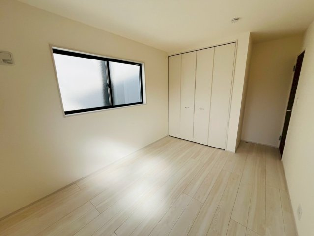 【Livele Garden】　古河市下辺見　第６　全6邸の洋室|〇６号棟　洋室　6.5帖〇
各居室に収納がございますので最大限お部屋を広く使うことができます♪
2026年2月撮影