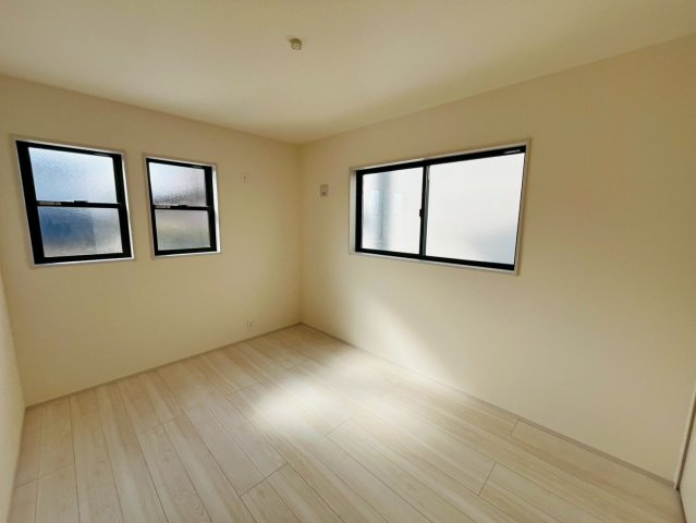 【Livele Garden】　古河市下辺見　第６　全6邸の洋室|〇６号棟　洋室　6.5帖〇
窓から明るい日差しが差し込みます♪
2026年2月撮影