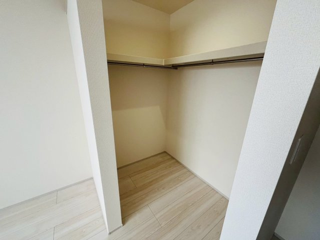 【Livele Garden】　古河市下辺見　第６　全6邸の収納|〇６号棟　ウォークインクローゼット〇
パイプや枕棚で空間を立体的に使います。衣類の種類や使用頻度に合わせて整頓できます♪
2026年2月撮影