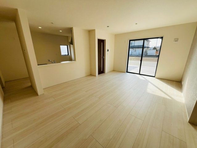 【Livele Garden】　古河市下辺見　第６　全6邸の居間・リビング|〇６号棟　リビング〇
広々19帖のリビング！窓から明るい日差しが差し込みます♪
2026年2月撮影