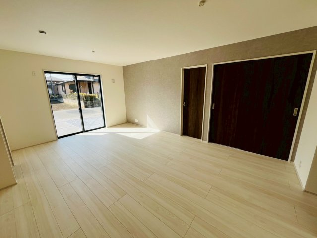 【Livele Garden】　古河市下辺見　第６　全6邸の居間・リビング|〇６号棟　リビング〇
広々LDKは大きな家具を置いてもゆとりを持てます（＾＾）季節ごとにレイアウトを変えて楽しむのも良いですね♪
2026年2月撮影