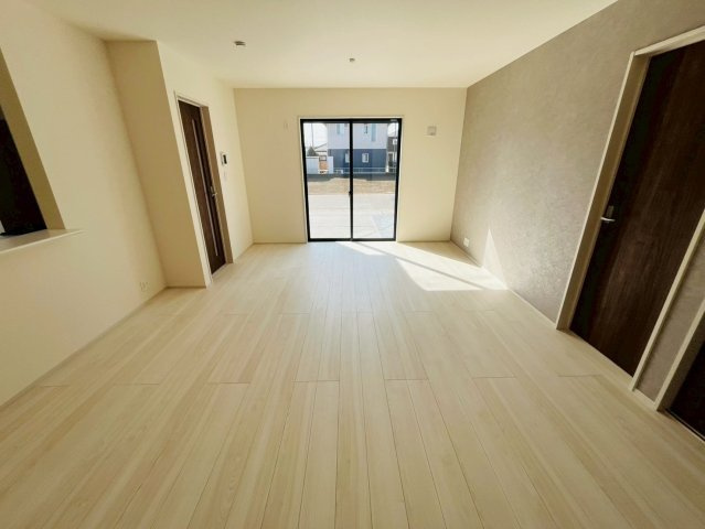 【Livele Garden】　古河市下辺見　第６　全6邸の居間・リビング|〇６号棟　リビング〇
奥行きのあるリビング。南面に窓がございますので太陽の光を反射し、室内を明るく保つことができます♪
2026年2月撮影