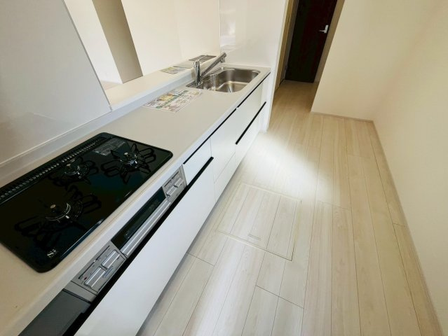 【Livele Garden】　古河市下辺見　第６　全6邸のキッチン|〇６号棟　キッチン〇
対面仕様で、料理をしながら家族と会話ができるだけでなく、明るいリビングとつながる、ゆとりと快適性を兼ね備えたキッチンです。三口コンロでお料理の準備も捗ります♪
2026年2月撮影
