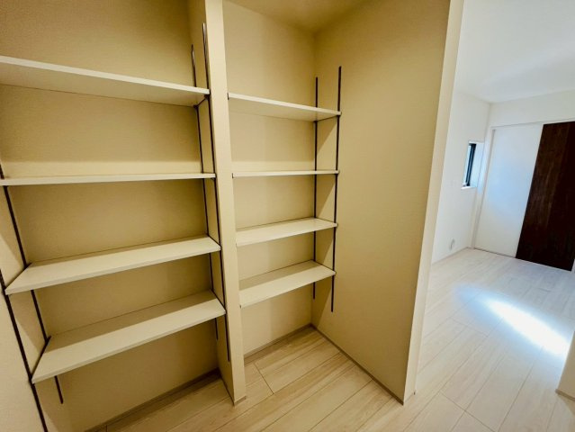 【Livele Garden】　古河市下辺見　第６　全6邸の収納|〇６号棟　パントリー〇
キッチン横に可動棚付きパントリーがございます。お気に入りの食器や保存食などを収納することができます（＾＾）
2026年2月撮影