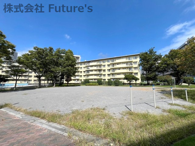 みさと団地9街区7号棟のその他共用部分|ファミリーにオススメ敷地内に遊び場付きです