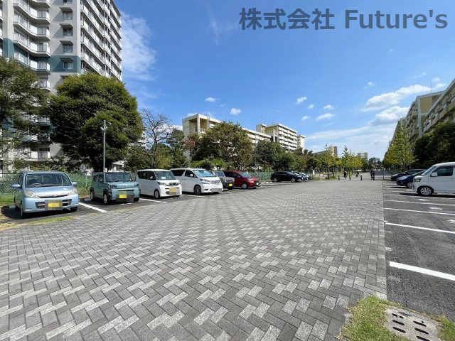 みさと団地9街区7号棟の駐車場|敷地内駐車場あり（要空き・料金確認）