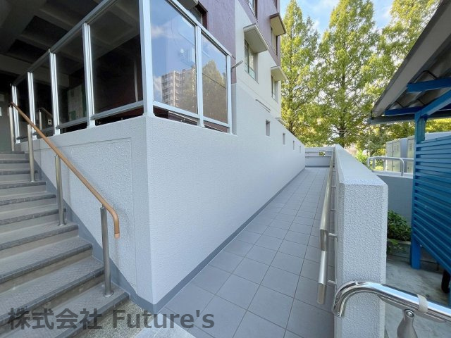 みさと団地9街区7号棟のエントランス|マンションエントランスの写真です