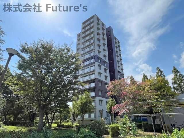 みさと団地9街区7号棟の外観|小・中学校まで徒歩10分圏内