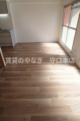 【居間・リビング】 | ラシーヌコート菊水通 | こちらの居間で趣味の時間をお楽しみください