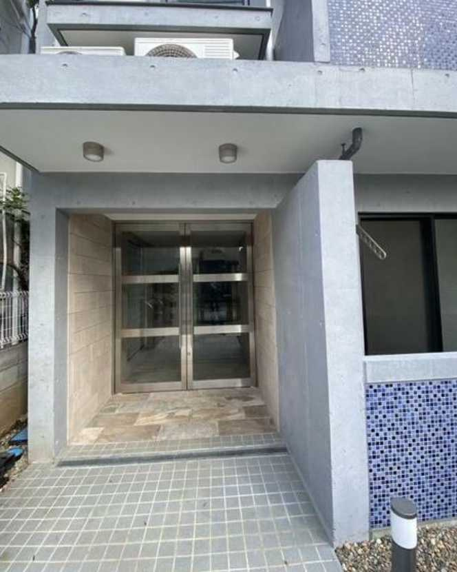 グランディス上馬　駅近　築浅　最上階のエントランス