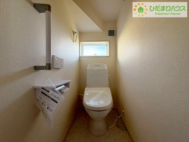 ひたちなか稲田10期　新築戸建　6号棟のトイレ|小窓が付いているので、トイレも明るい空間になっております♪
