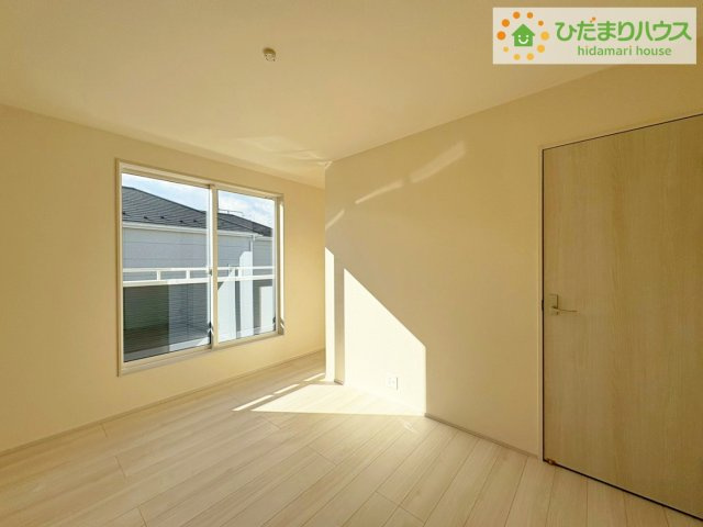 ひたちなか稲田10期　新築戸建　6号棟の寝室|広めの主寝室は、ベッドの他にもパソコンデスクやドレッサーなども置けちゃいます(*^-^*)