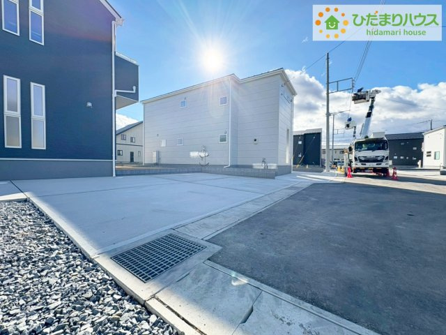 ひたちなか稲田10期　新築戸建　6号棟の駐車場|広々とした前面道路で、車の出し入れも安心。