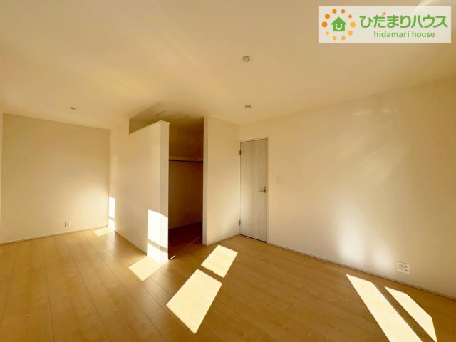 ひたちなか稲田10期　新築戸建　7号棟の寝室|バルコニーに面していて、たっぷり光りの入る明るい主寝室です！