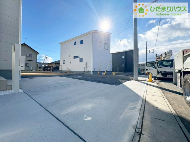 ひたちなか稲田10期　新築戸建　7号棟の駐車場|広々とした前面道路で、車の出し入れも安心。