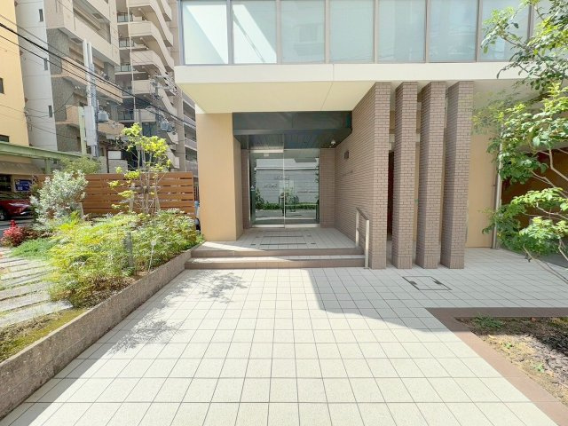 ウェルフォート十三本町のエントランス