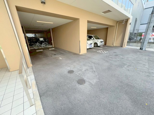 ウェルフォート十三本町の駐車場