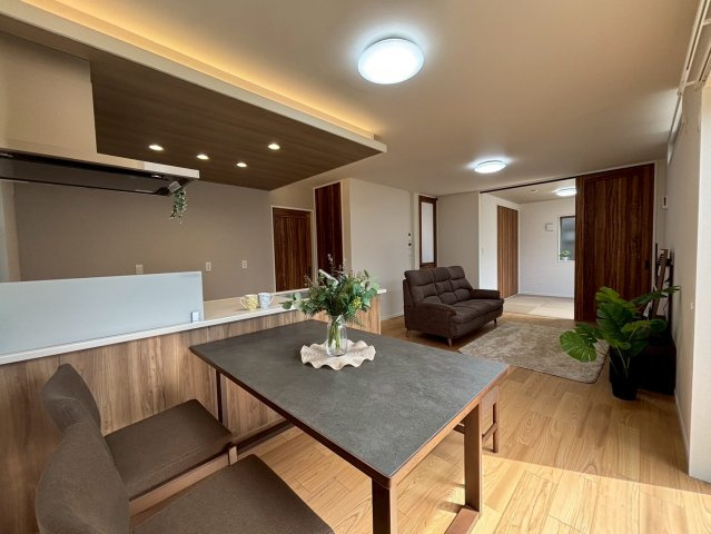 プランタウン新垢田南町の内観：施工例|施工例：広々とした１６帖ＬＤＫ。家具を置いても十分な余裕があります♪