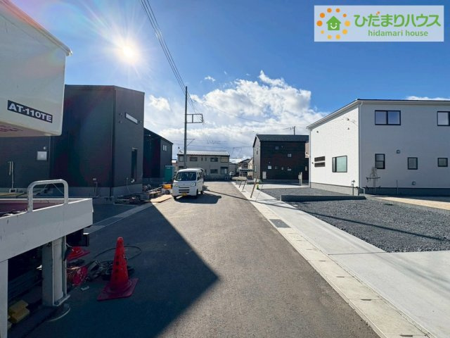 ひたちなか稲田10期　新築戸建　8号棟の前面道路含む現地写真|前面道路幅6ｍ☆車の出入りもラクラクできちゃいます(^^♪