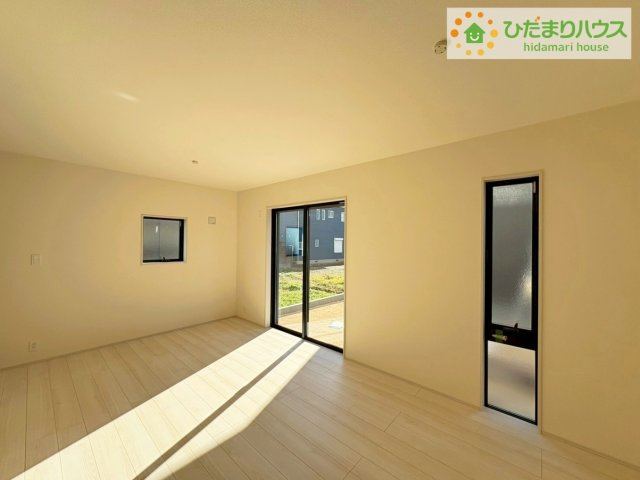 ひたちなか稲田10期　新築戸建　8号棟の居間・リビング|たっぷりの陽光と心地よい風が舞い込む住まい♪