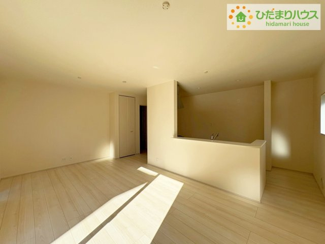 ひたちなか稲田10期　新築戸建　8号棟の居間・リビング|広々とした前面道路で、車の出し入れも安心。