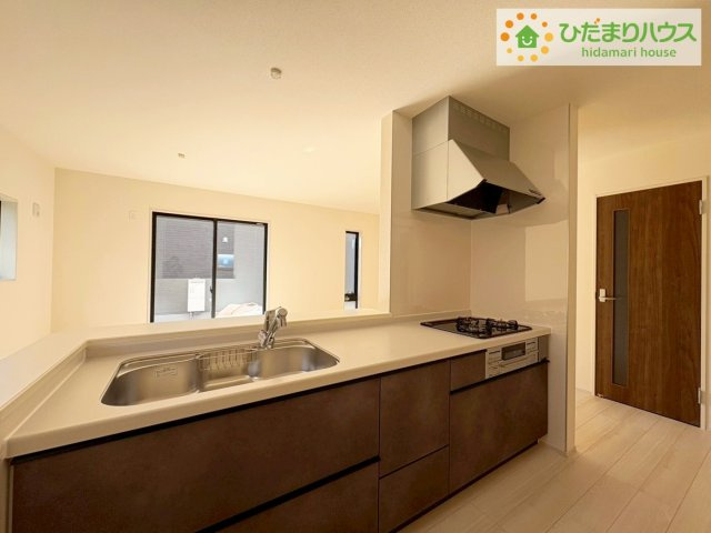 ひたちなか稲田10期　新築戸建　8号棟のキッチン|家族と会話しながら料理できるオープンカウンター♪