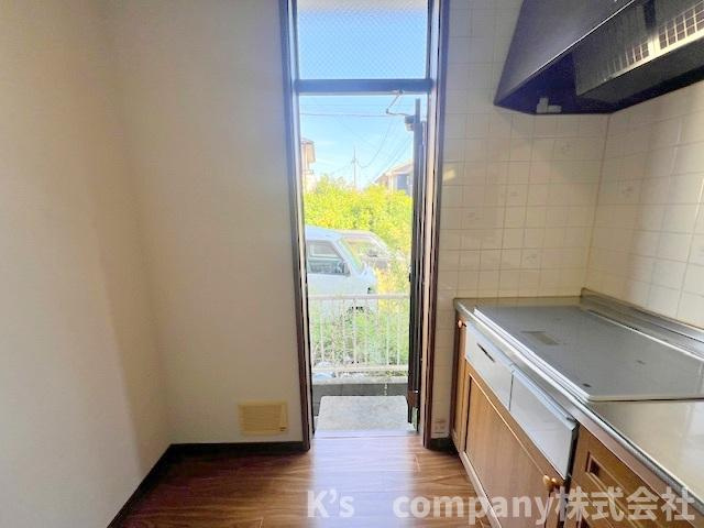 ■平塚市南金目　中古戸建のキッチン|キッチンからゴミ捨てに出られる勝手口がついています☆