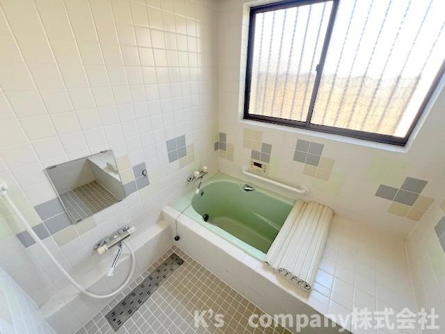 ■平塚市南金目　中古戸建の浴室|換気のしやすい窓付きの浴室スペース◇防カビにも役立ちます◇