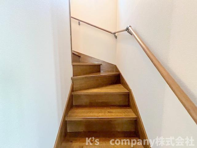 ■平塚市南金目　中古戸建の内装|手すり付きの階段☆