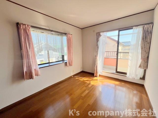 ■平塚市南金目　中古戸建の寝室|洋室6帖◇バルコニーに出られるお部屋で主寝室におすすめです♪