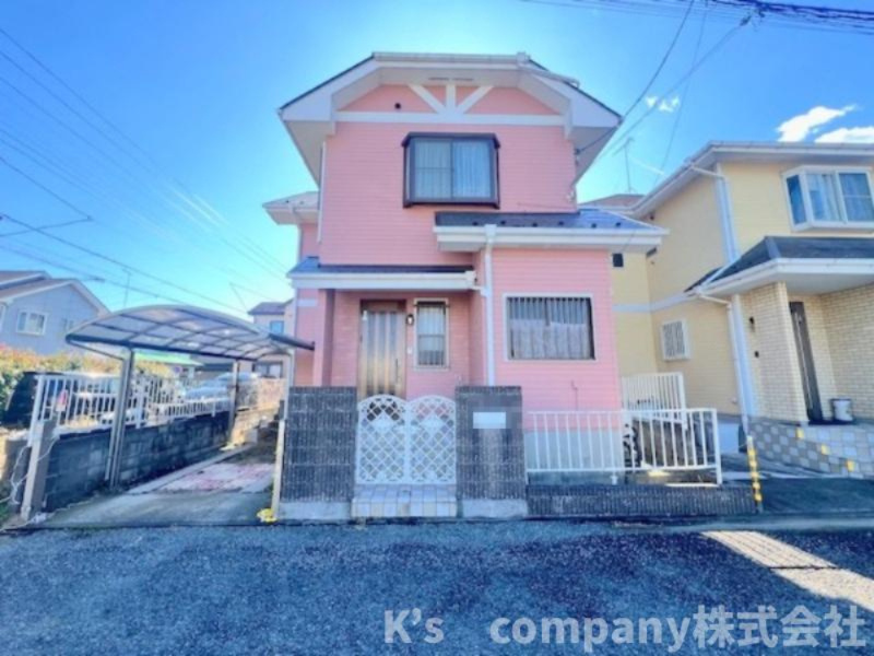 ■平塚市南金目　中古戸建の外観|淡いピンク色の外観で優しい雰囲気で、街並みに調和しつつも個性を感じられるお住まいです♪