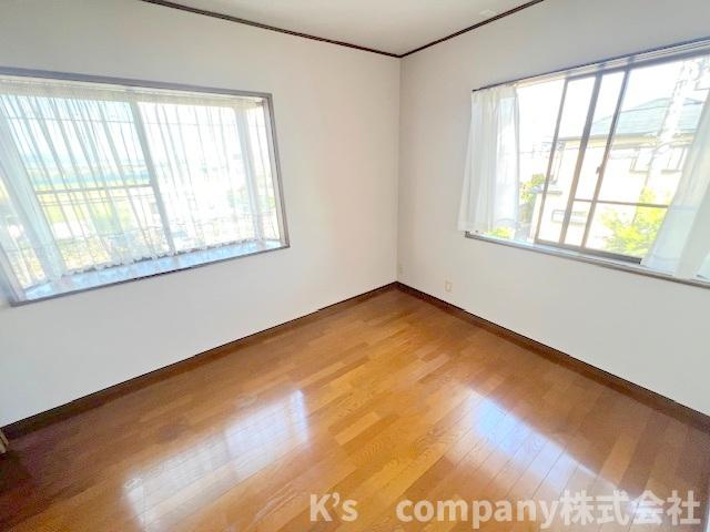 ■平塚市南金目　中古戸建の洋室|洋室6帖◇出窓からは明るい日差しをより多く取り込むことができます◇