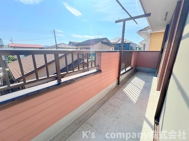 ■平塚市南金目　中古戸建のバルコニー|2部屋続きの広いバルコニー☆天候が良い時にご家族のお布団をたくさん干すことができます♪