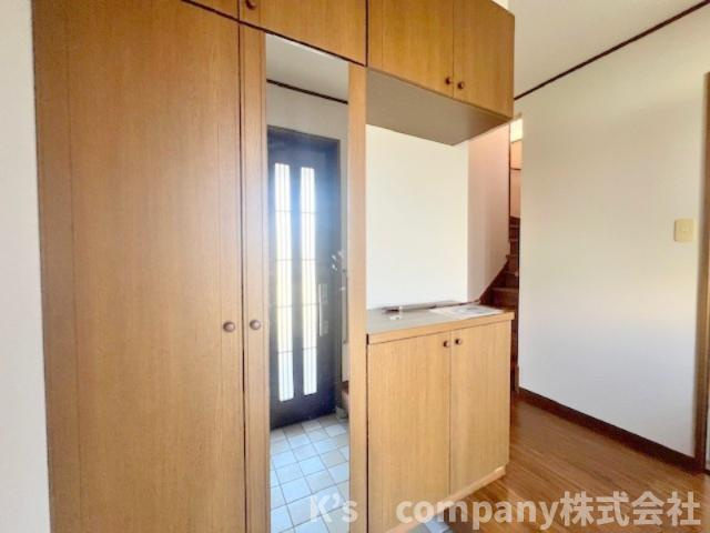 ■平塚市南金目　中古戸建の玄関|お出かけ前の身だしなみチェックができるミラー付きシューズインクローゼット☆収納力があります♪