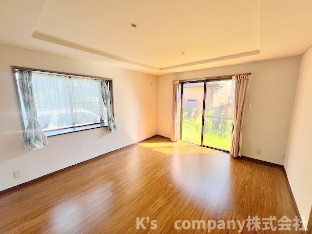 ■平塚市南金目　中古戸建の居間・リビング|南向きのリビングは明るい日差しが差し込むご家族の集まる憩いのスペース♪