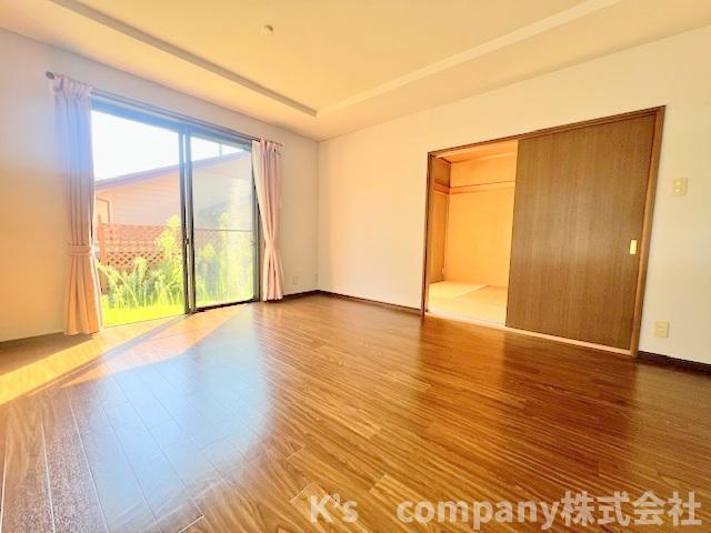 ■平塚市南金目　中古戸建の居間・リビング|リビングに隣接している和室6帖があります☆