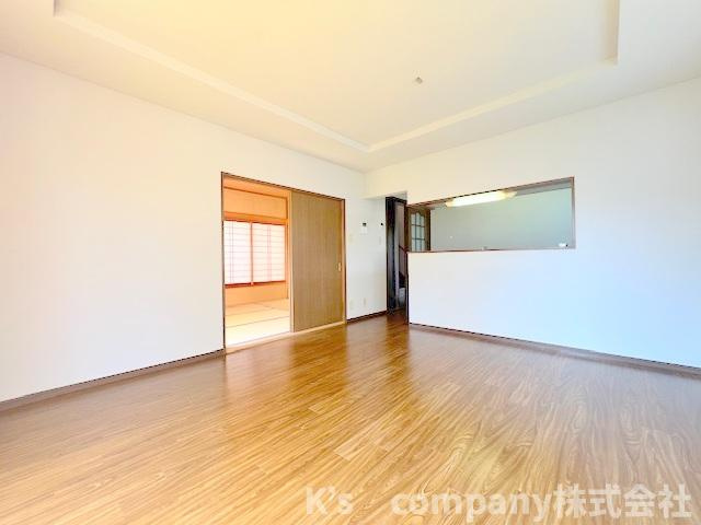 ■平塚市南金目　中古戸建の居間・リビング|リビングにいるご家族を感じながらお料理ができる対面キッチンが正面に見えます☆